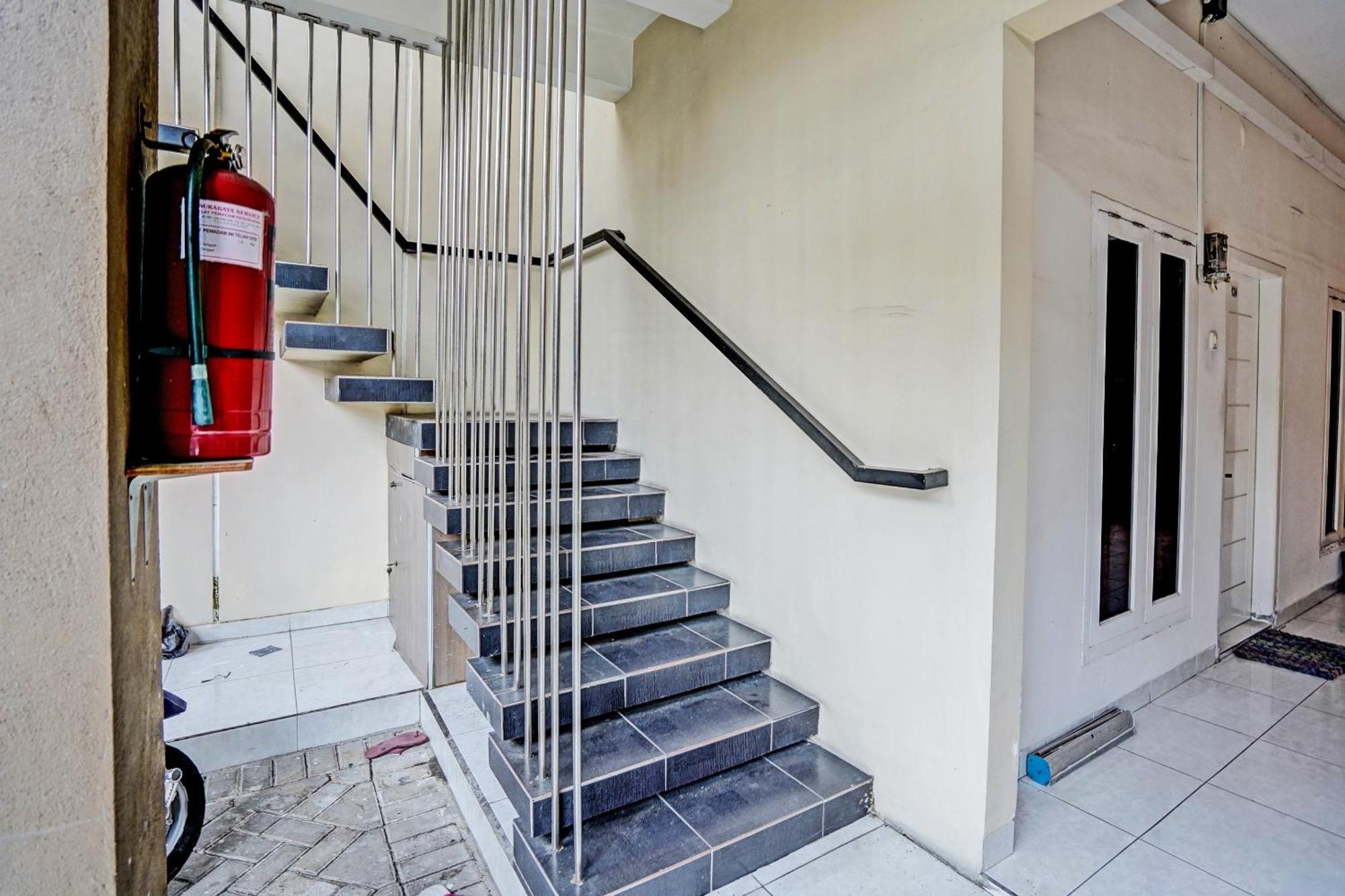 Oyo Life 92190 Arya Guest House Тулунгагунг Экстерьер фото