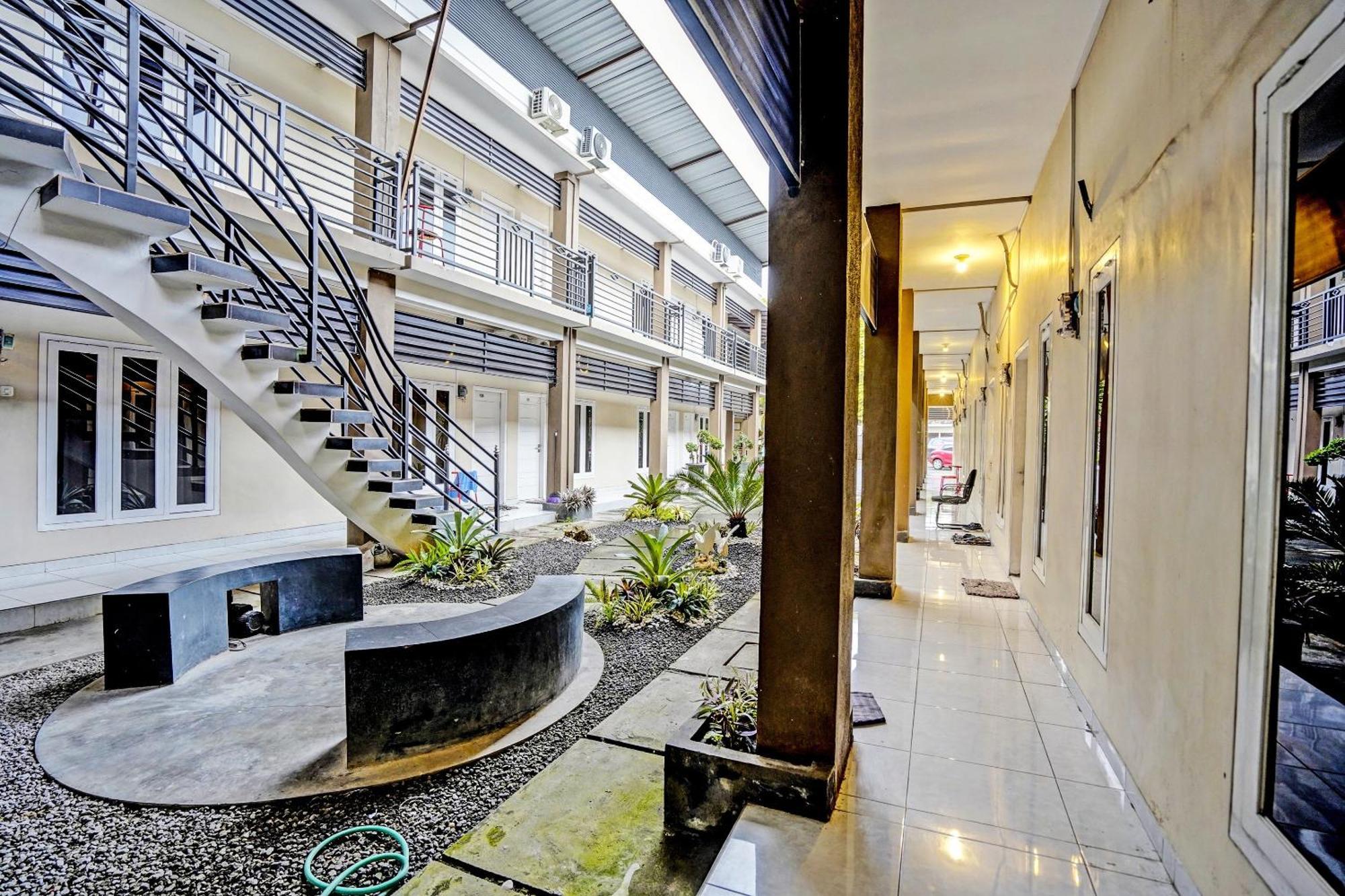Oyo Life 92190 Arya Guest House Тулунгагунг Экстерьер фото