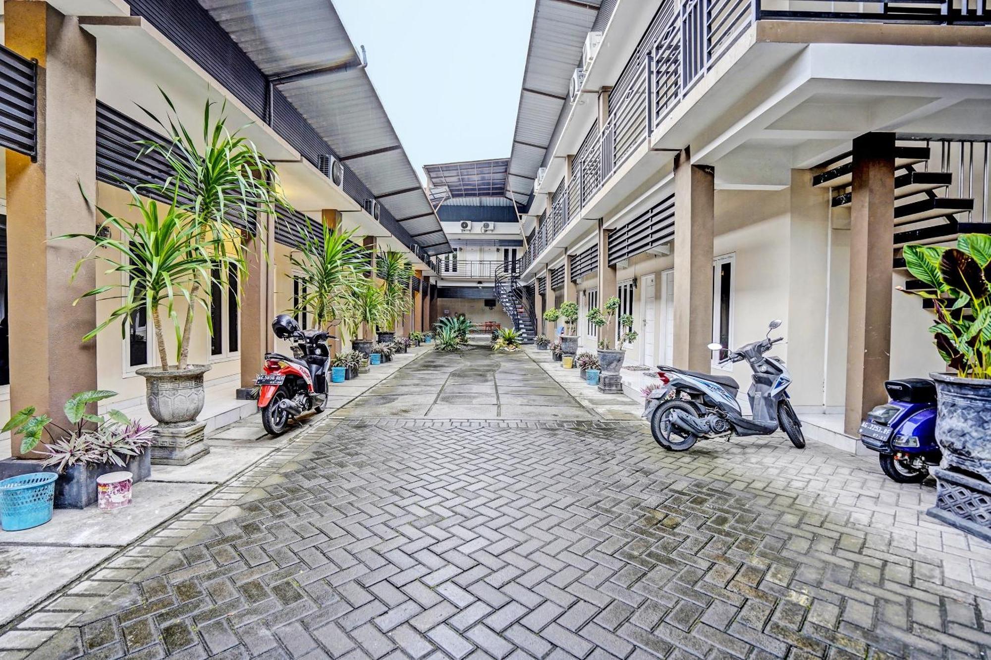 Oyo Life 92190 Arya Guest House Тулунгагунг Экстерьер фото